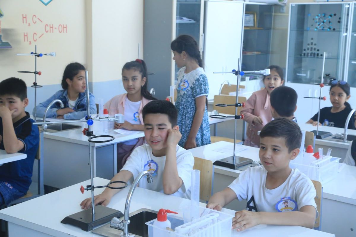 Kimyo laboratoriyasida amaliy mashg‘ulot